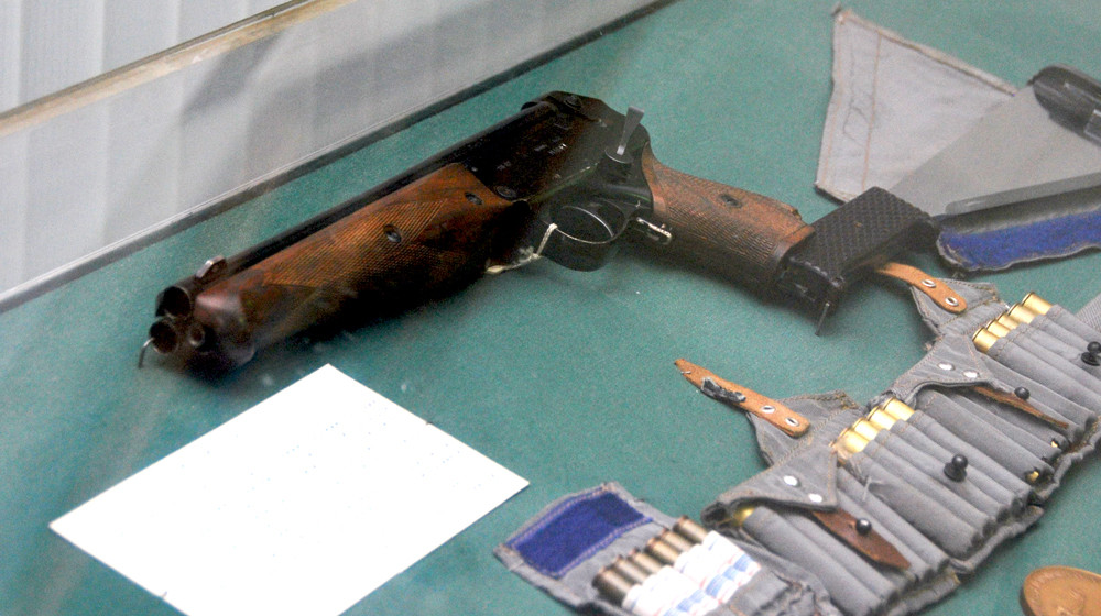 Motivul pentru care cosmonautii rusi zburau in spatiu cu o arma de mafiot la ei. Au adus un pistol si pe Statia Spatiala