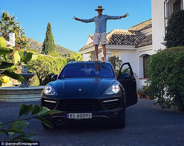 Pozele excentrice pe care bogatasii din toata lumea le pun pe site-urile de socializare