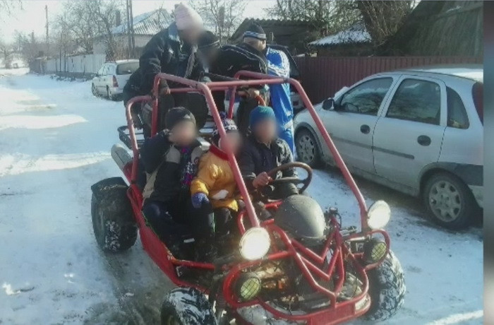 Barbat din Tulcea, cercetat dupa ce si-a lasat fiul de 8 ani sa conduca un vehicul costruit special pentru teren accidentat