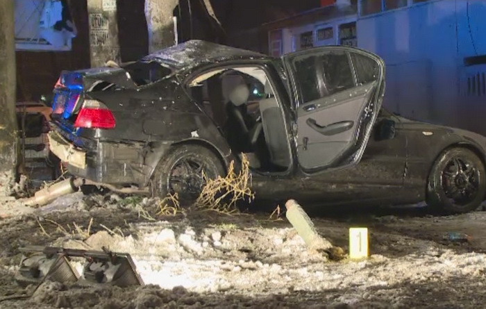 Accident in Bucuresti. Patru tineri au ajuns la spital dupa ce au intrat cu masina intr-un stalp