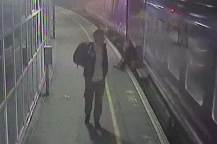 Momentul in care un barbat din Anglia cade sub un tren si scapa prin minune cu viata. VIDEO