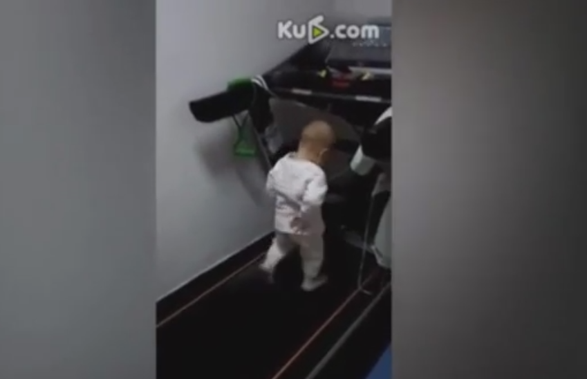 "Alearga mai repede!". Cum isi chinuie un tata baietelul de numai 1 an si jumatate sa alerge pe banda, la viteza mare