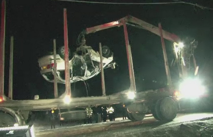 Tragedie intr-o familie din Suceava. Doi frati au murit, dupa ce au intrat cu masina intr-un stalp