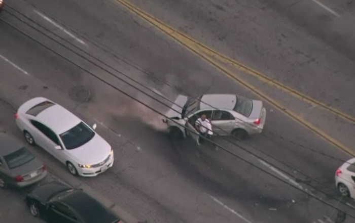 Urmarire spectaculoasa pe strazile din Los Angeles. Un suspect a incercat sa fure mai multe masini ca sa scape de politie