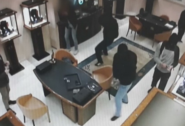 Sapte romani au fost arestati in Italia pentru furturi din magazine de bijuterii. Politia a publicat imagini cu acestia