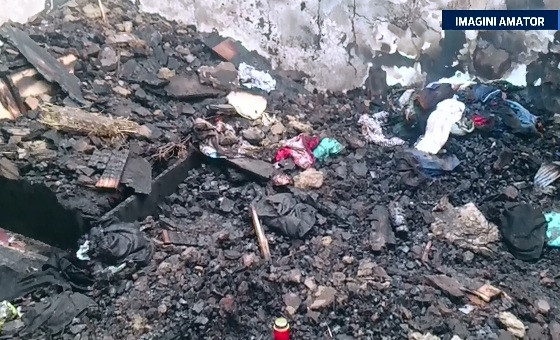 O fetita de un an si-a pierdut viata, dupa ce casa in care locuia a luat foc. Mama le lasase pe ea si pe sora ei singure