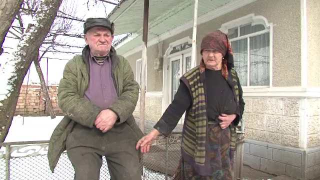 Le-a spus ca a venit sa le dea un premiu de la Uniunea Europeana. Cum si-au pierdut toti banii doi batrani din Neamt