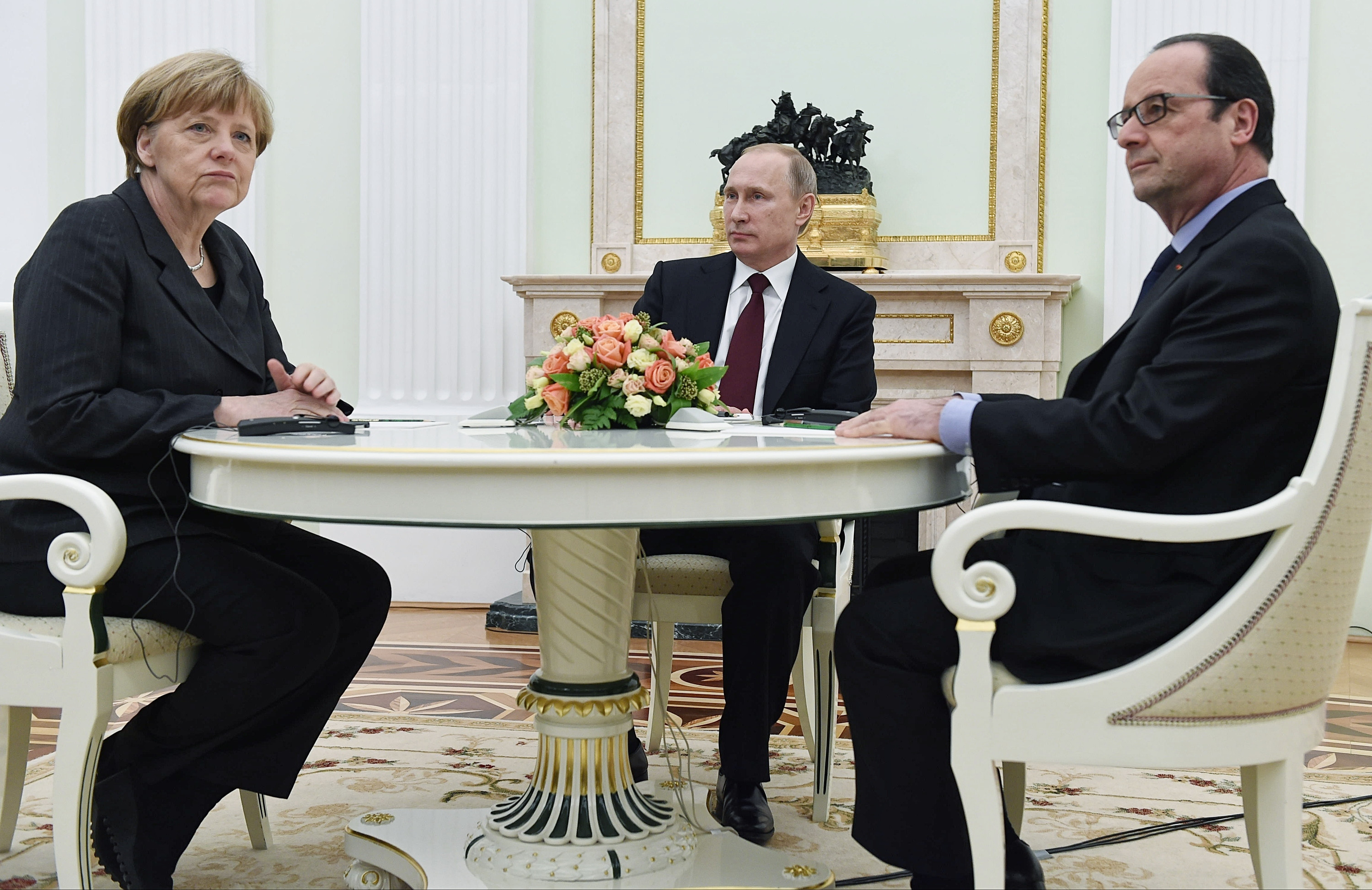 Criza in Ucraina. Hollande, Porosenko, Putin si Merkel au constatat "progrese" in implementarea Acordului de la Minsk