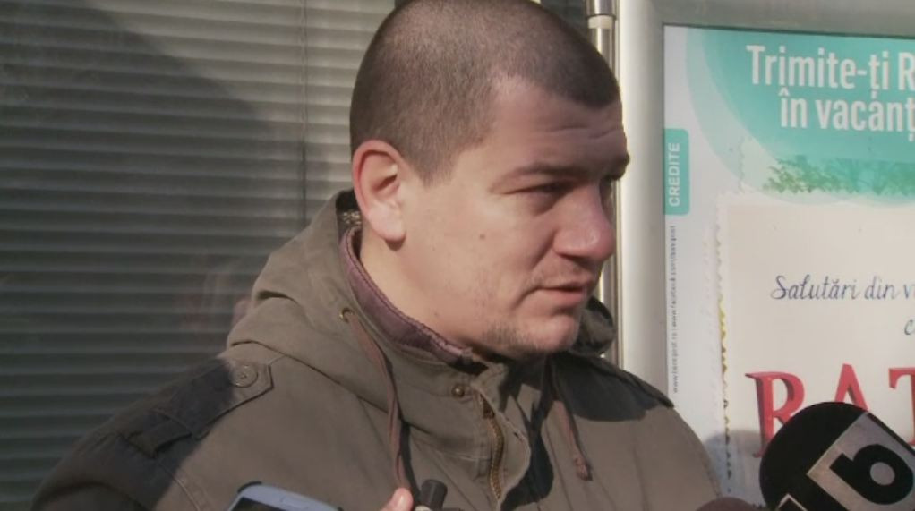 Domnul Butoi, un datornic suparat, si-a platit rata la banca cu noua galeti de monede. Cat au cantarit la ghiseu 2800 de lei