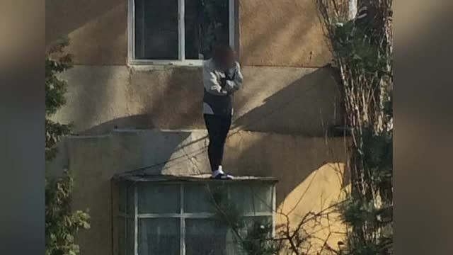 Si-a riscat viata pentru a scapa de violuri si umilinte. O tanara din Constanta a scapat de agresorii ei sarind de pe balcon