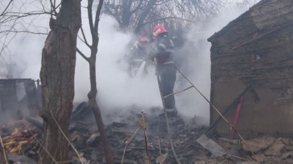 Doi morti, dupa ce o butelie de gaz a explodat la Braila. Un barbat a fost aruncat de suflu pe fereastra