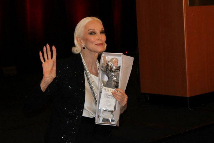 Cum arata cel mai in varsta supermodel din lume. Pictorial spectaculos realizat de Carmen Dell'Orefice la 83 de ani