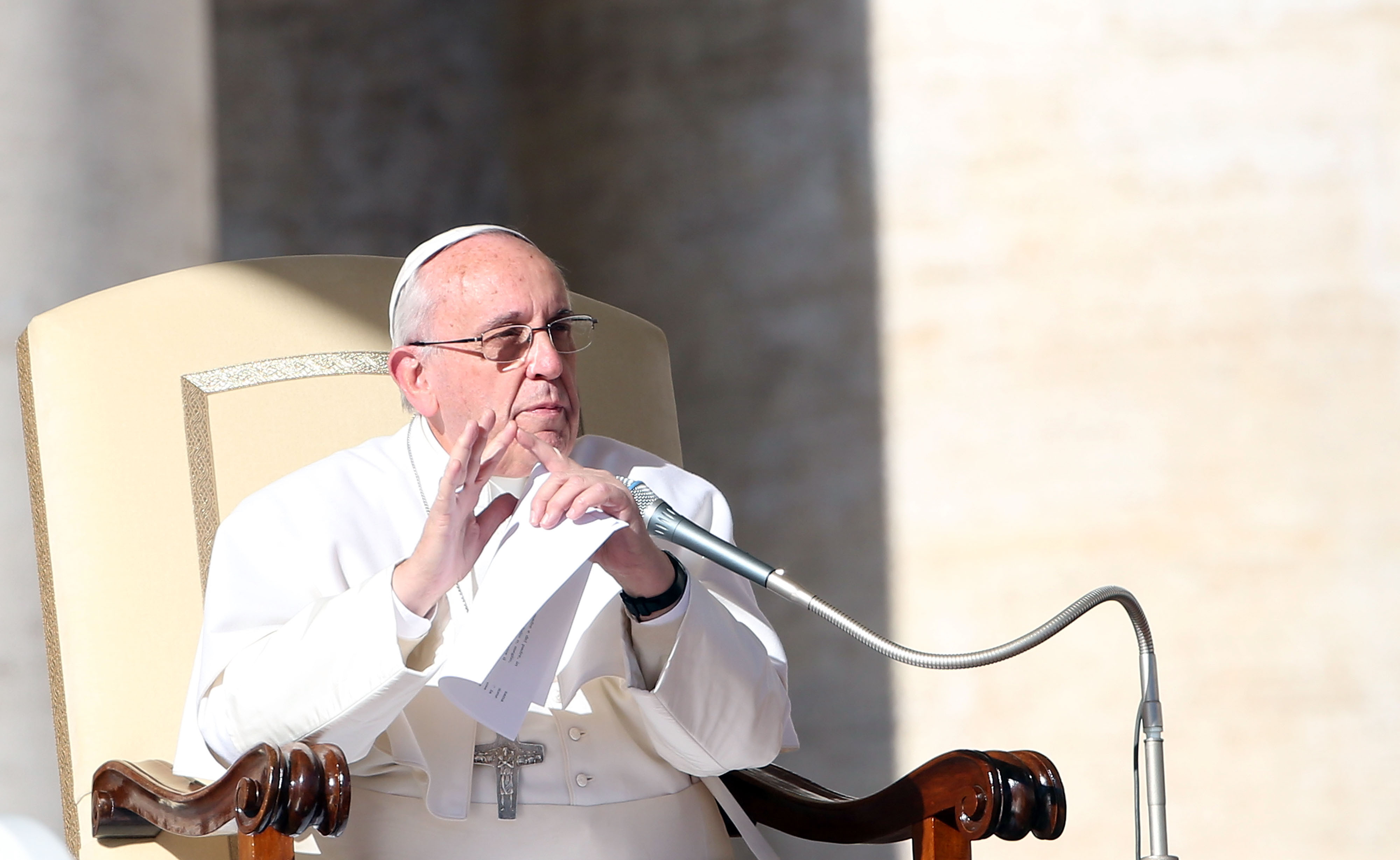Papa Francisc sustine ca alegerea cuplurilor de a nu face copii este egoista: ”Viata se regenereaza cand se multiplica”