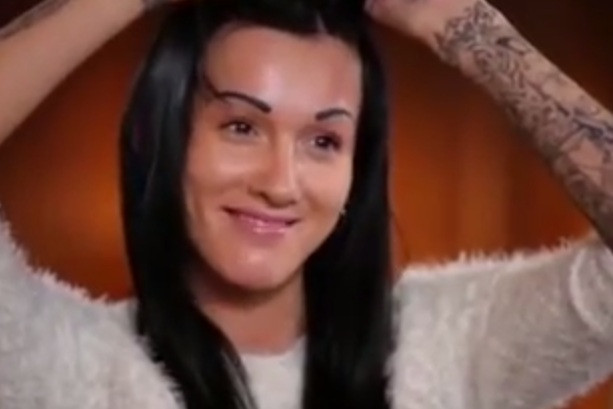 Si-a tatuat sprancenele, iar acum ii este rusine sa mai plece din casa. Cum arata tanara de 24 de ani. VIDEO