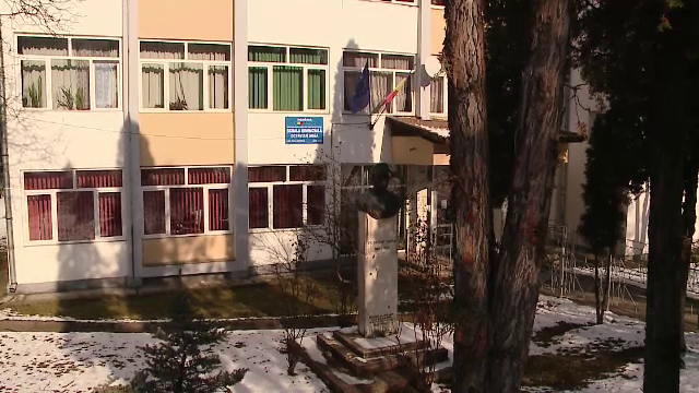 Situatie revoltatoare la o scoala din Cluj. Ce le face un profesor de franceza la ore elevilor