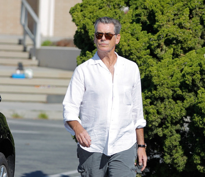 Incendiu urias la resedinta de lux a actorului Pierce Brosnan din Malibu. Cladirea a fost grav avariata. VIDEO