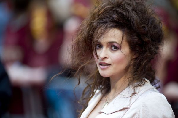 Helena Bonham Carter a pozat goala alaturi de un ton urias! VIDEO