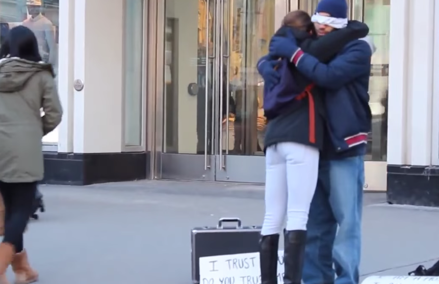 A iesit pe strada legat la ochi, cu doua pancarte la picioare. Cand au vazut ce scria pe ele, trecatorii l-au imbratisat