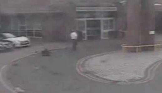 Un paramedic din Marea Britanie, condamnat dupa ce a privit impasibil cum un barbat suferea un infarct in fata sa: VIDEO