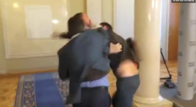 Doi deputati ucraineni s-au luat la bataie in Parlament: VIDEO