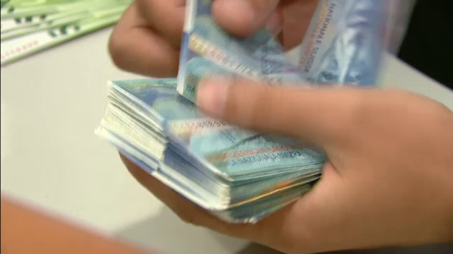 ANPC cere bancilor sa taie 25% din datoriile celor cu credite in franci. Protestele "rata in monede" starnesc primele reactii