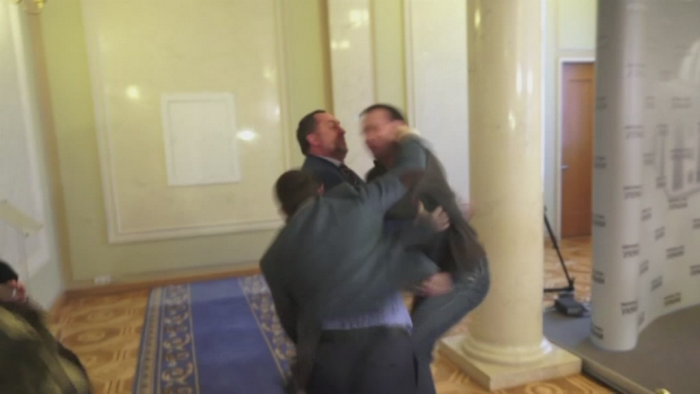 Parlamentul Ucrainei s-a transformat in arena de box. Doi deputati s-au batut din cauza unei legi controversate