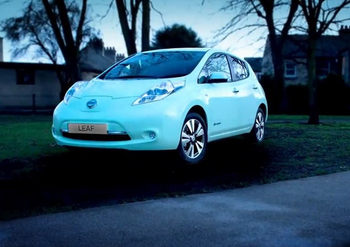 Nissan a creat masina care straluceste in intuneric pana la 10 ore. VIDEO
