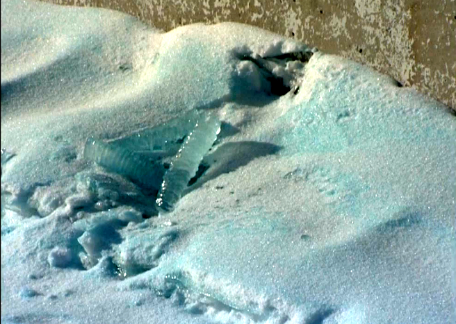 Fenomen extrem de ciudat in regiunea ruseasca Celiabinsk, in care a cazut meteoritul in 2013: zapada este albastra! VIDEO