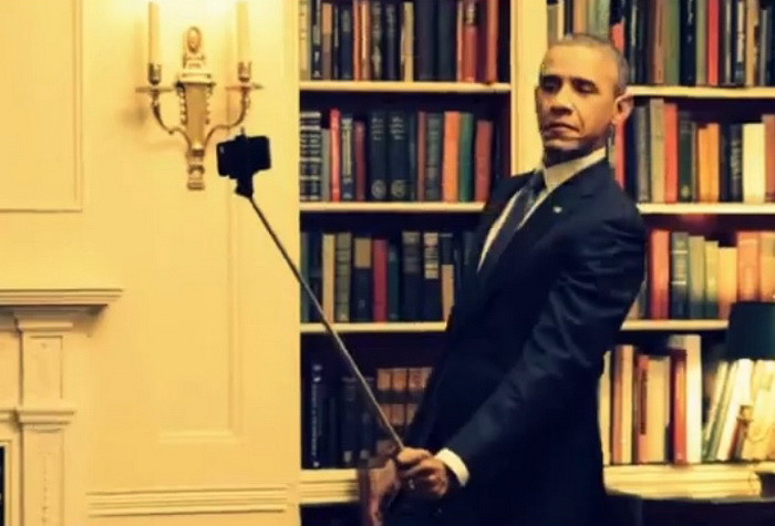 Imagini unice cu presedintele american. Obama isi face selfie, se stramba in oglinda si vorbeste singur. VIDEO