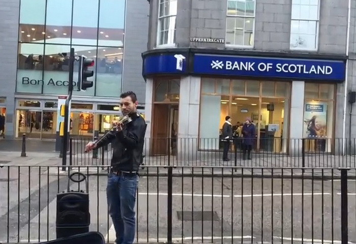 Un roman face senzatie pe strazile din Scotia. Felul unic in care Remus Stana interpreteaza la vioara BUG Mafia. VIDEO