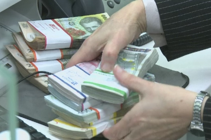 Datori la banca peste noapte. Cum au fost pacaliti zeci de oameni din Ploiesti de catre patronii lor sa faca imprumuturi