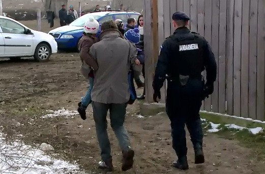 Sase dintre cei opt copii ai familiei din Constanta, crescuti in conditii inumane, au fost luati de autoritati de la parinti