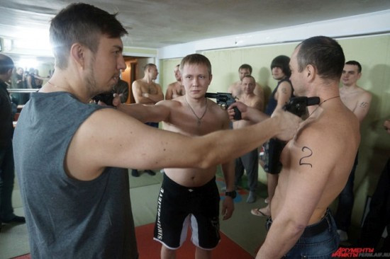 Ruleta ruseasca in varianta imbunatatita. Concurentii au o sansa din sapte sa fie electrocutati cu 10.000 de volti