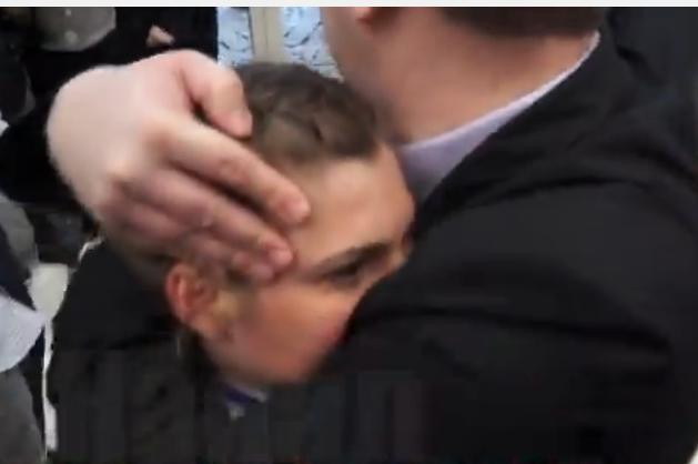 Negocierile de la Minsk: Un gardian ii pune mana la gura unei jurnaliste cand incerca sa ii puna o intrebare lui Poroshenko