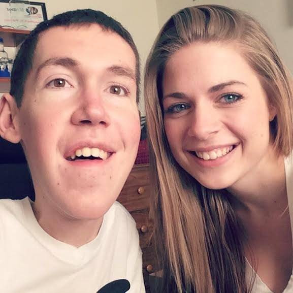 "Toti cred ca e asistenta mea". Un tanar cu dizabilitati povesteste cum e sa ai o iubita superba si nimeni sa nu te creada