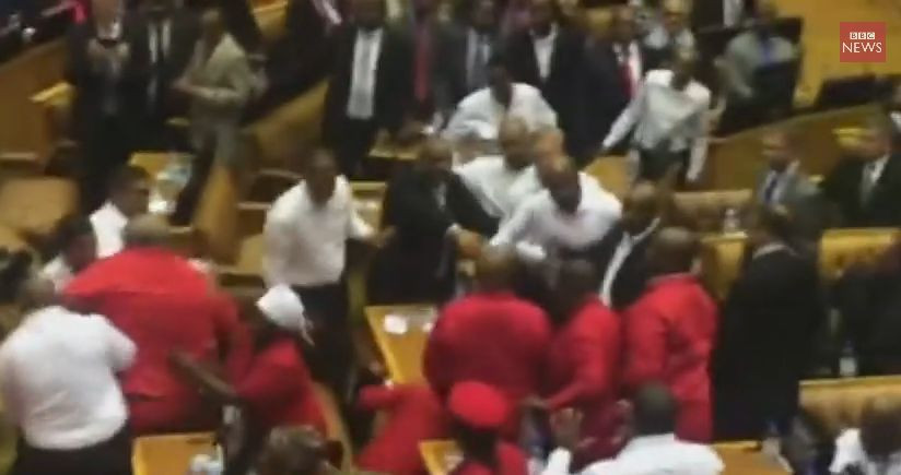 Bataie generalizata in Parlamentul Africii de Sud, in timp ce presedintele sustinea un discurs. VIDEO