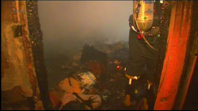 Explozie puternica intr-un bloc din Mioveni. Un barbat a fost aruncat pana in holul blocului, cu tot cu usa apartamentului