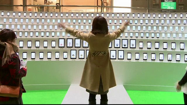 Surpriza de care au avut parte vizitatorii unui mall din Tokio. Sute de telefoane "canta", dirijate in timp real de trecatori
