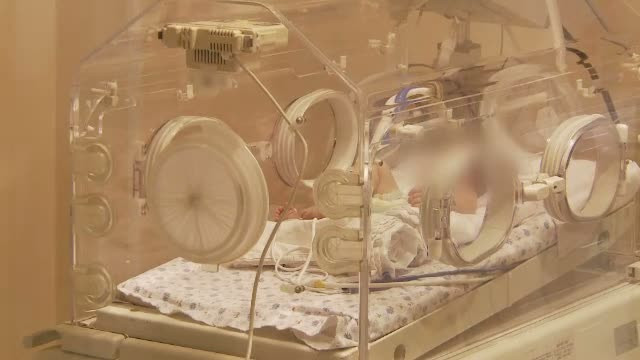 In ce stare se afla bebelusul de trei zile de la spitalul Marie Curie, separat vineri de fratele lui siamez