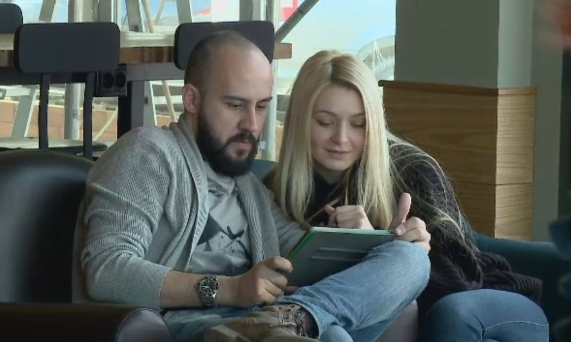 Ziua Indragostitilor in Romania. Tinerii isi arata afectiunea cu tableta si telefonul in fata, cei in varsta asteapta flori