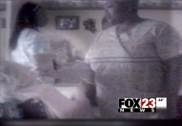 O familie a primit 1 milion de dolari dupa ce a filmat aceste imagini. Camera ascunsa in centrul in care se afla mama lor