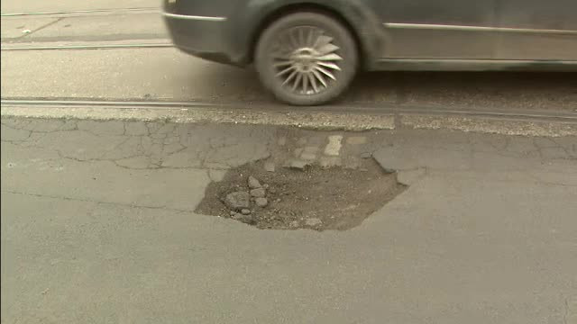 Infrastructura rutiera din Bucuresti, distrusa de ninsori si inghet. Ce solutii au gasit soferii pentru a se feri de gropi