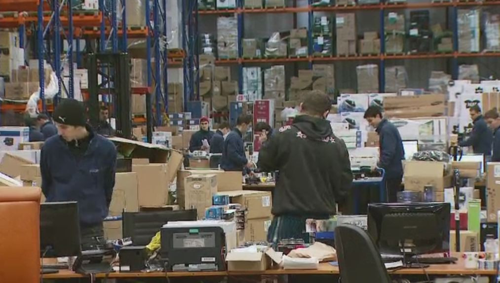 Drepturile consumatorilor, incalcate frecvent in comertul online. Ce trebuie sa stie romanii atunci cand deschid un colet