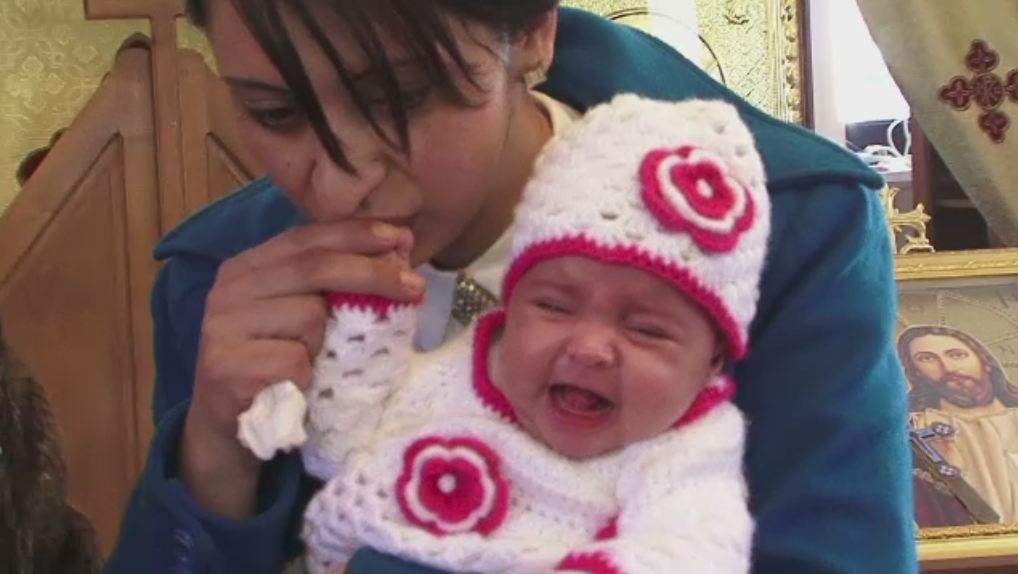 Lectie de viata. Maria, fetita din muntii Retezat pe care mama ei nu a vrut sa o paraseasca dupa nastere, a fost botezata