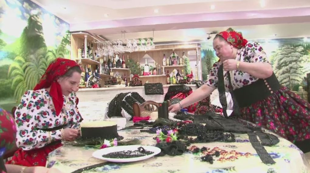 Traditii din Tara Oasului. O singura rochie de mireasa cantareste 25 de kilograme si costa mii de euro