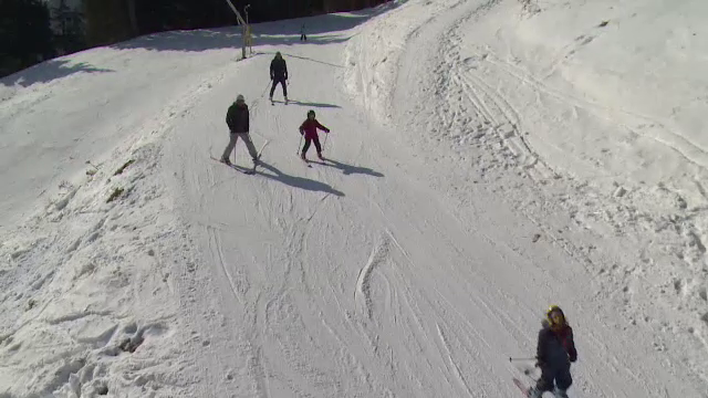Turistii au luat cu asalt statiunile montane si au profitat de vremea frumoasa. "Zapada e impecabila iar peisajul e mirific"