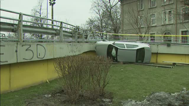 O masina a cazut de pe Podul Grant din Capitala. Soferul a pierdut controlul volanului si a derapat