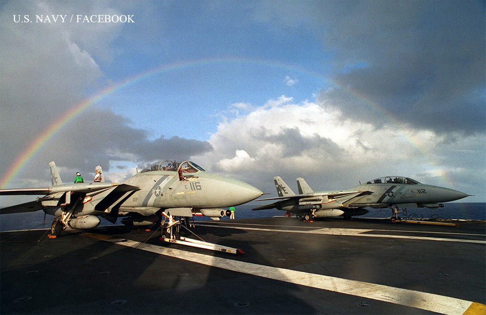 Momentul cand un portavion american trece printr-un CURCUBEU. "Stiam ca nu voi mai avea niciodata aceasta sansa"