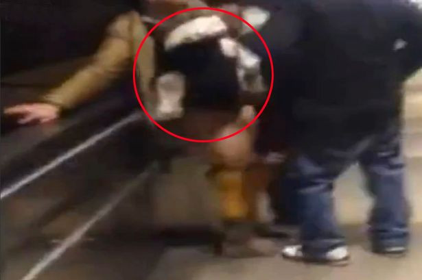 Au fost filmati in timp ce faceau sex la metrou. Situatia revoltatoare in care se afla femeia