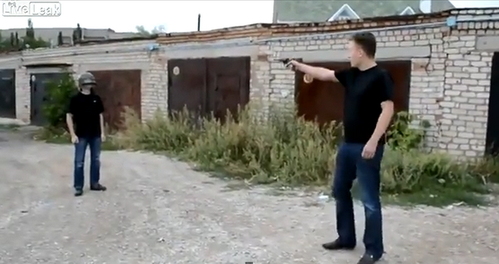 Si-a impuscat prietenul in cap de la o distanta de cativa metri. Cum a reusit victima sa supravietuiasca